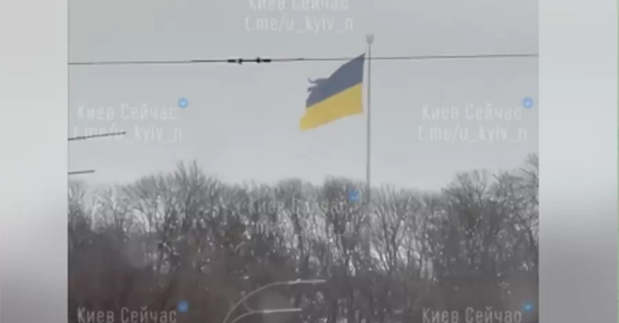 В Киеве ветер снова повредил самый большой флаг Украины