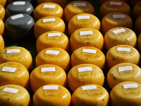 В украинские магазины попал опасный сыр со стафилококком