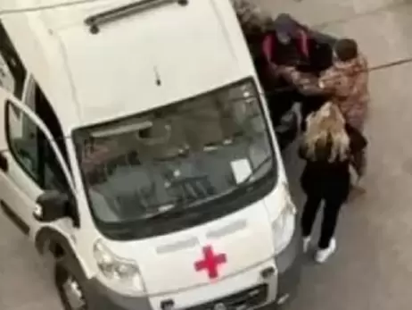В Одессе военкомы пытались затолкать мужчину в авто 