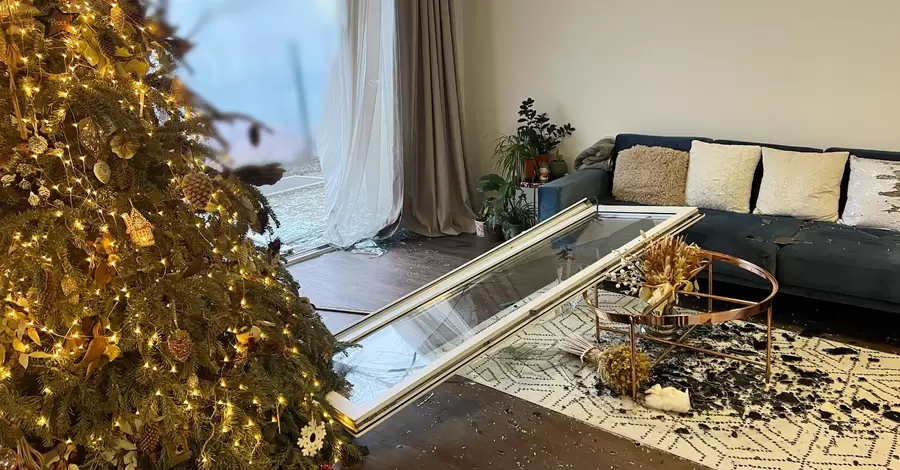 Нардеп Кира Рудик показала новогоднюю елку на фоне выбитых окон в своем киевском доме