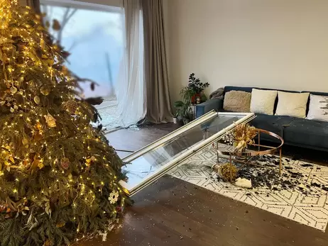Нардеп Кира Рудик показала новогоднюю елку на фоне выбитых окон в своем киевском доме