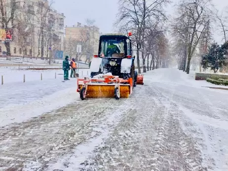 В Киеве коммунальщики ликвидируют последствия снегопада
