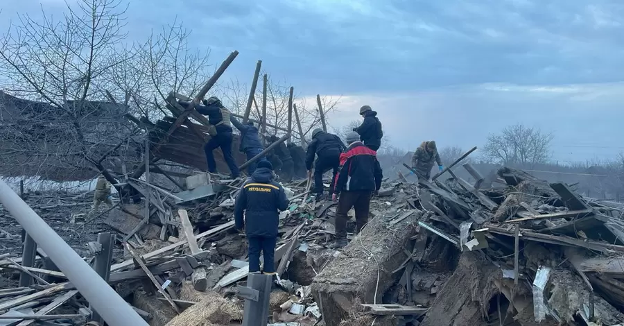 Війська РФ вдарили по Покровську: щонайменше шість постраждалих, люди під завалами