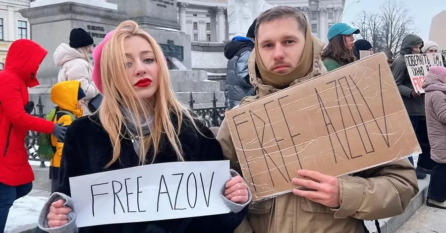 Лидер группы Vivienne Mort вышла на акцию Free Azov в Киеве