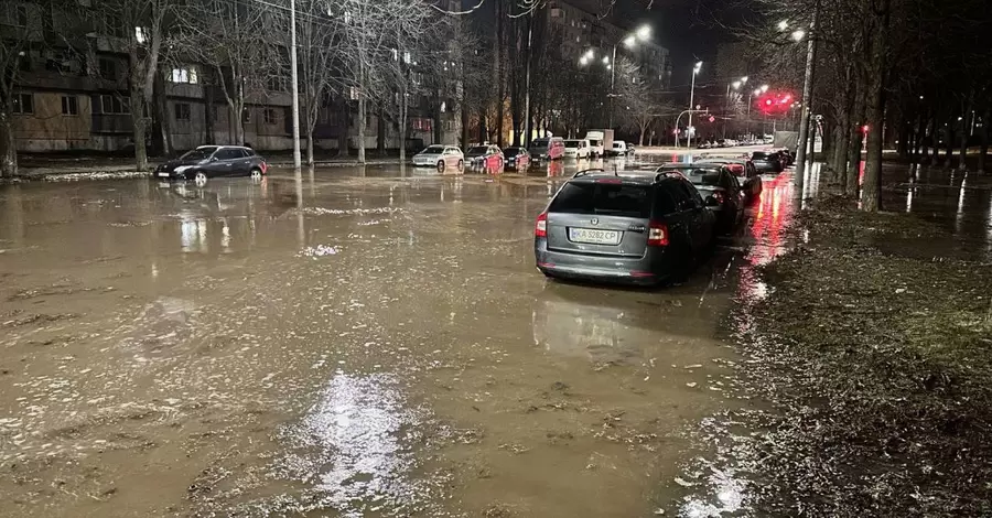 У Києві через прорив каналізації затопило вулицю і без води залишилися дві багатоповерхівки