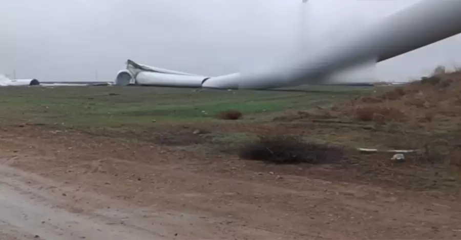 В Одесской области из-за непогоды упал ветрогенератор