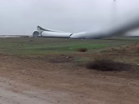 В Одесской области из-за непогоды упал ветрогенератор