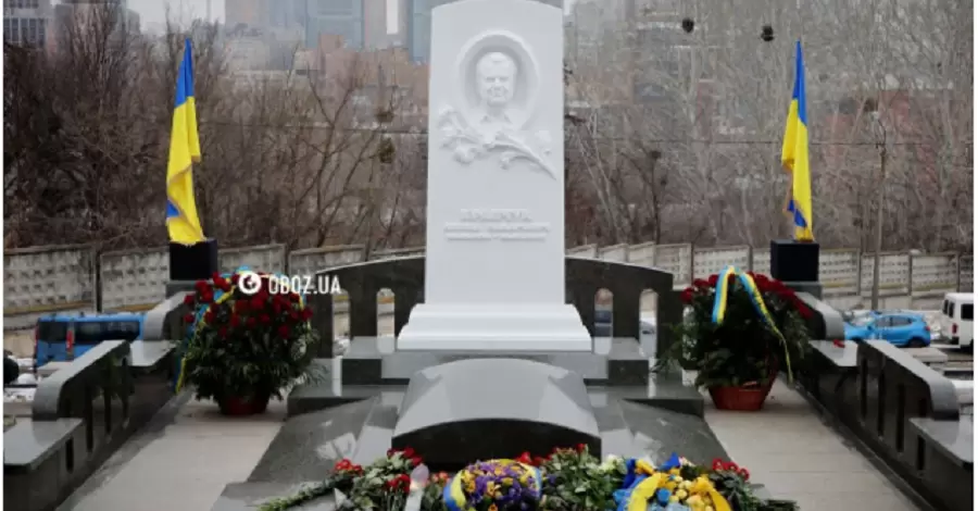 В Киеве на Байковом кладбище открыли мемориал Леониду Кравчуку