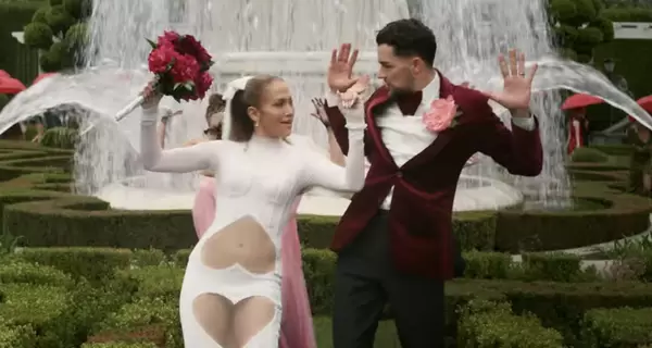 Дженнифер Лопес вышла замуж в клипе в платье украинского бренда Frolov