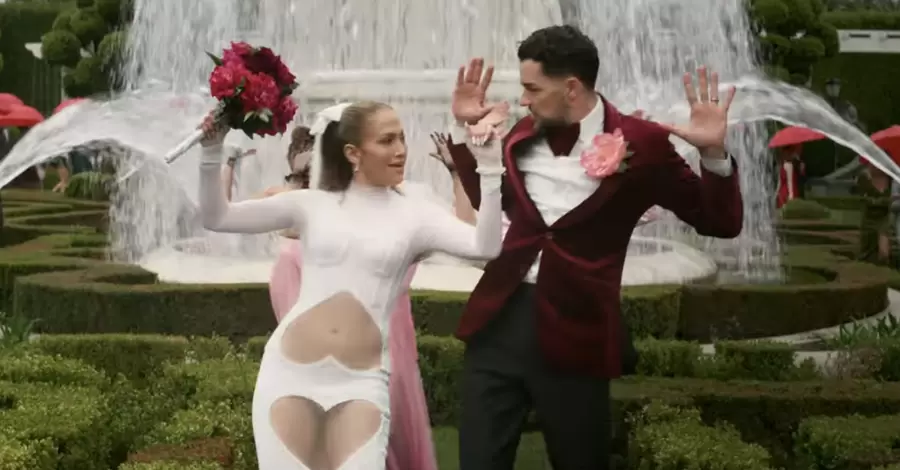 Дженнифер Лопес вышла замуж в клипе в платье украинского бренда Frolov