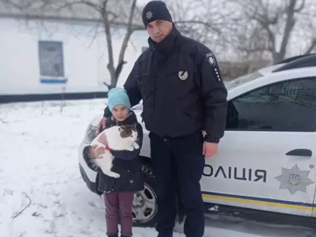 На Черкащині маленька дівчинка викликала поліцейського, бо її кіт впав у яму
