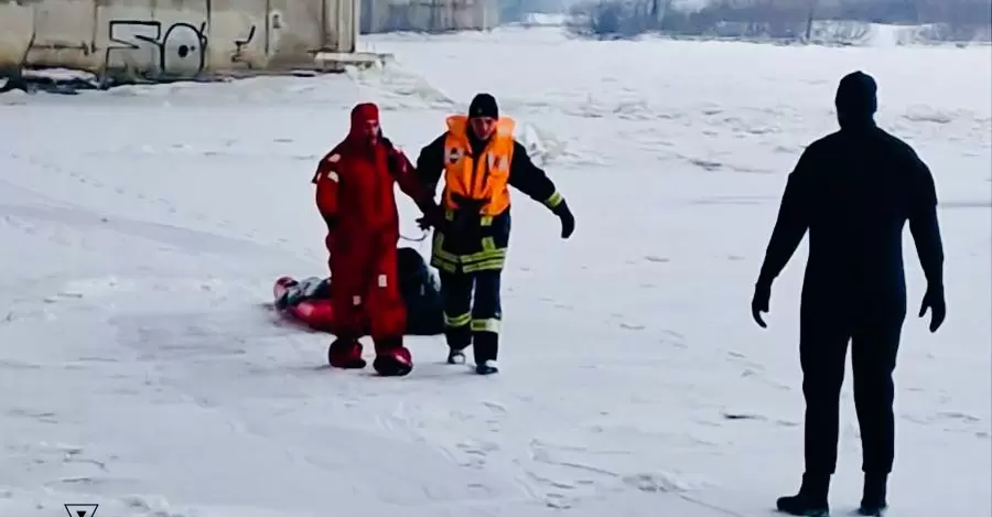 В Киеве умер рыбак, провалившийся под лед у Южного моста