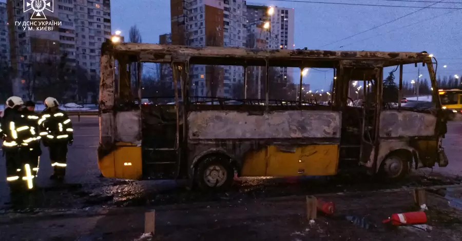 Зранку в Києві на дорозі горіла маршрутка 