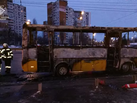 Зранку в Києві на дорозі горіла маршрутка 