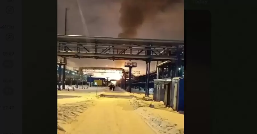 Ночью горел нефтеперерабатывающий завод возле Санкт-Петербурга