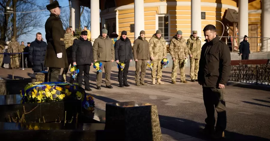 Президент Зеленский почтил память Героев Крут в Киеве