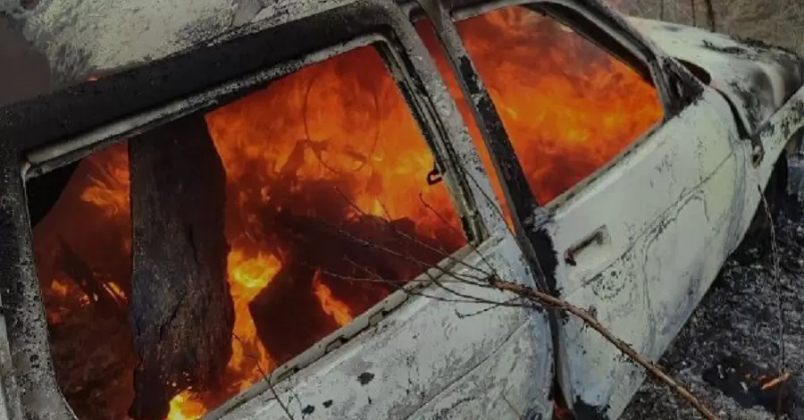 Вблизи Берислава в результате попадания дрона в автомобиле сгорели два человека