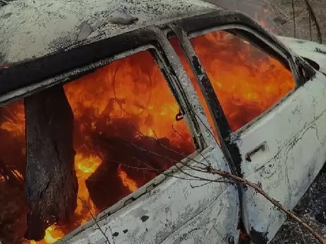 Вблизи Берислава в результате попадания дрона в автомобиле сгорели два человека