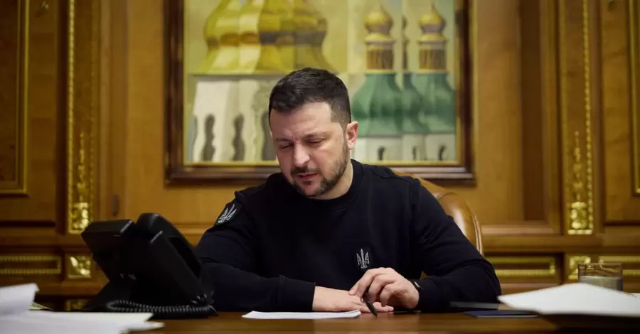 Зеленский рассказал Макрону о ситуации на фронте и потребности в оружии 
