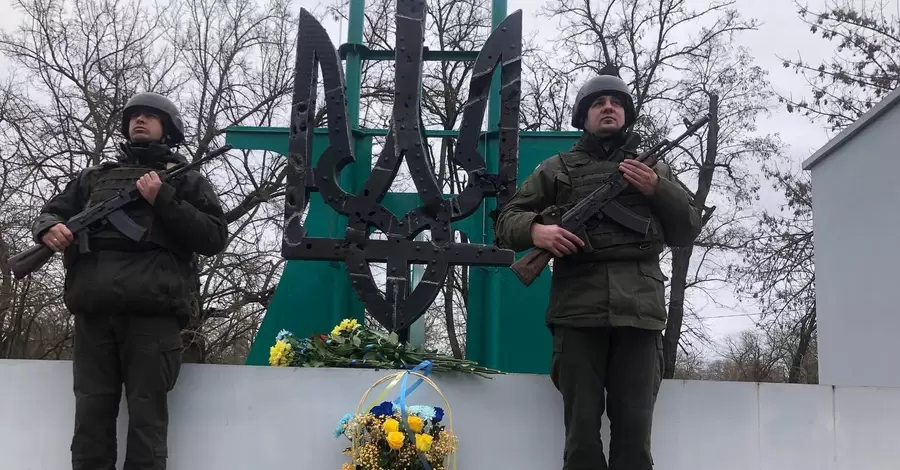 На Аллее Героев Небесной Сотни в Херсоне восстановили герб Украины, который демонтировали оккупанты