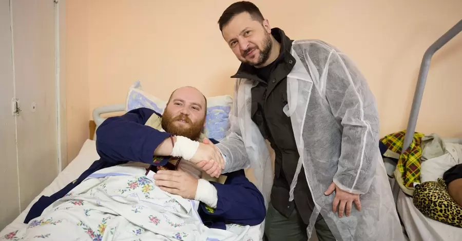 Зеленский проведал раненых украинских военных в больнице Харькова