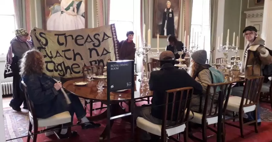 Активисты ворвались в резиденцию Чарльза ІІІ в Шотландии и требуют снизить цены на продукты
