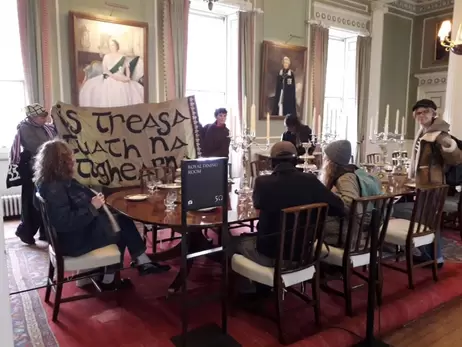 Активисты ворвались в резиденцию Чарльза ІІІ в Шотландии и требуют снизить цены на продукты