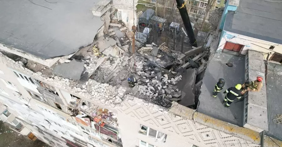 В Днепре из-под завалов многоэтажки достали тело мужчины, спасательная операция продолжается 