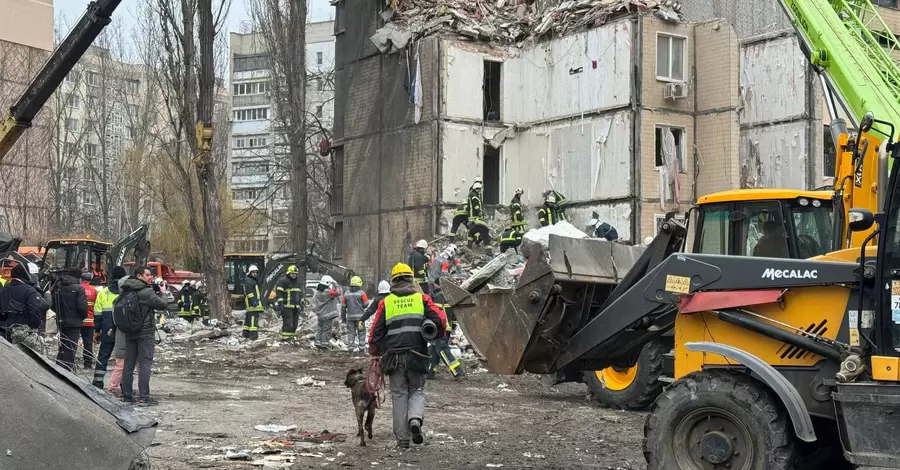 Удар дронов по многоэтажке Одессы: спасатели достали из-под завалов тело ребенка