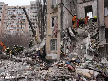 Число жертв дронового удара России по девятиэтажке в Одессе возросло до пяти