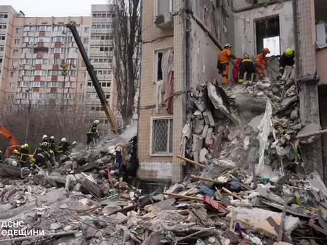 Из-под завалов девятиэтажки в Одессе извлекли тело женщины с младенцем 