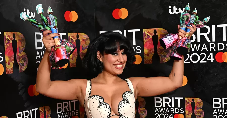 Певица RAYE забрала главные награды на премии Brit Awards -2024