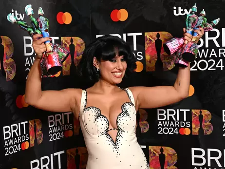 Певица RAYE забрала главные награды на премии Brit Awards -2024
