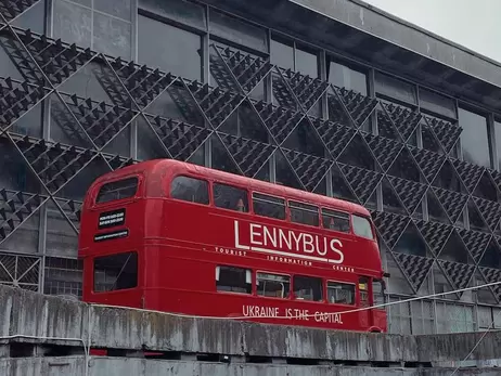 Легендарный красный автобус-кафе Lenny Bus теперь будет стоять возле Житнего рынка 