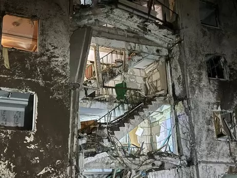 Россияне сбросили авиабомбу на многоэтажку в Херсоне, травмирован ребенок