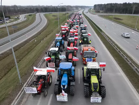 Польські фермери повністю перекрили рух вантажівок з України на чотирьох напрямках