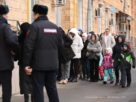 Сторонники Навального в разных городах РФ и за границей одновременно проголосовали против Путина