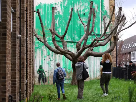 Бэнкси подтвердил, что новый арт-объект в виде дерева в Лондоне - его работа