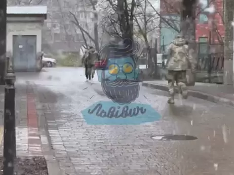 У Львові чоловіки у військовій формі наздогнали перехожого і силоміць запхали до мікроавтобуса