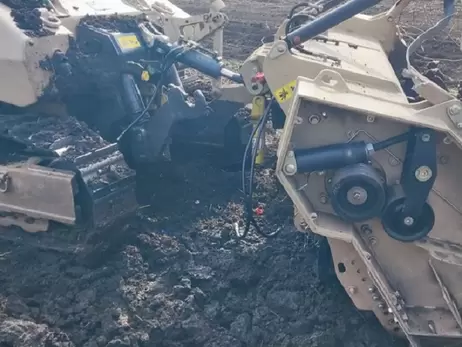 Машина разминирования подорвалась на мине в Харьковской области