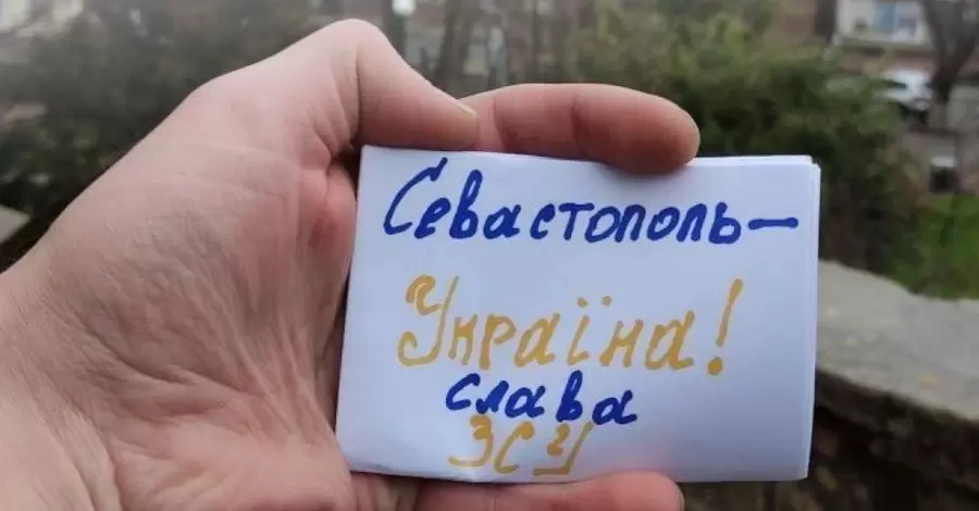 Жителей Крыма призвали сообщать о попытках призвать их в армию РФ 