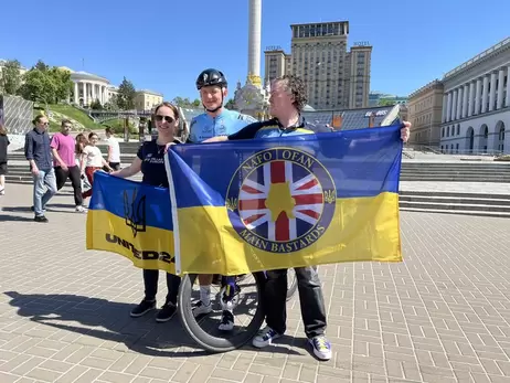 Эстонский депутат добрался в Киев из Таллина на велосипеде и собрал деньги для ВСУ 