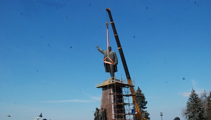 В Запорожье демонтируют памятник Ленину