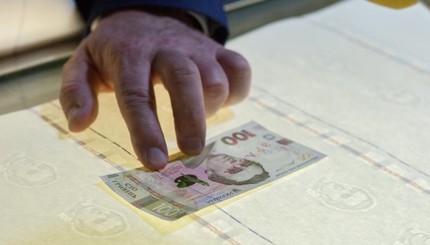 Украинские гривны будут печатать на бумаге из льна