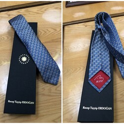 Именной галстук от самого Реджепа Эдоргана - с его же инициалами.Впрочем, подаренную одежду президентам носить не полагается. Фото: Елена ГАЛАДЖИЙ