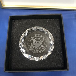 Стеклянное изделие с гравировкой орла - это презент от Конгресса США. Фото: Елена ГАЛАДЖИЙ