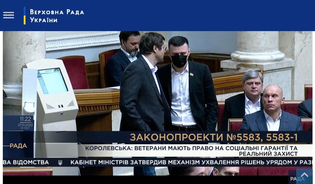 Депутат от ОПЗЖ Илья Кива, который недавно критиковал депутатов за инициативу карантина в парламенте, без маски.