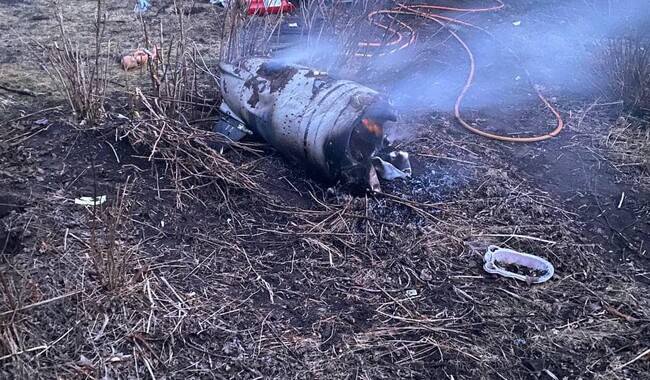 Последствия попадания боеприпасов в районе Осокорков. Фото: ВМС Украины