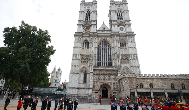 Ключевая часть церемонии — отпевание королевы — проходит в Вестминстерском аббатстве. Фото: REUTERS/Hannah McKay