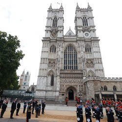 Ключова частина церемонії – відспівування королеви – проходить у Вестмінстерському абатстві. Фото: REUTERS/Hannah McKay